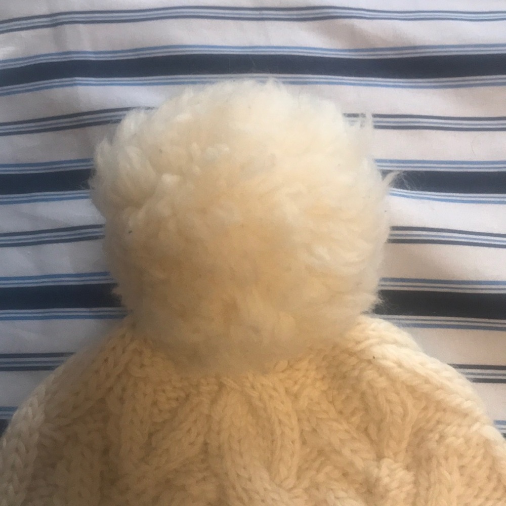 Cream tuque with fluffy Pom - Picture 2 of 2